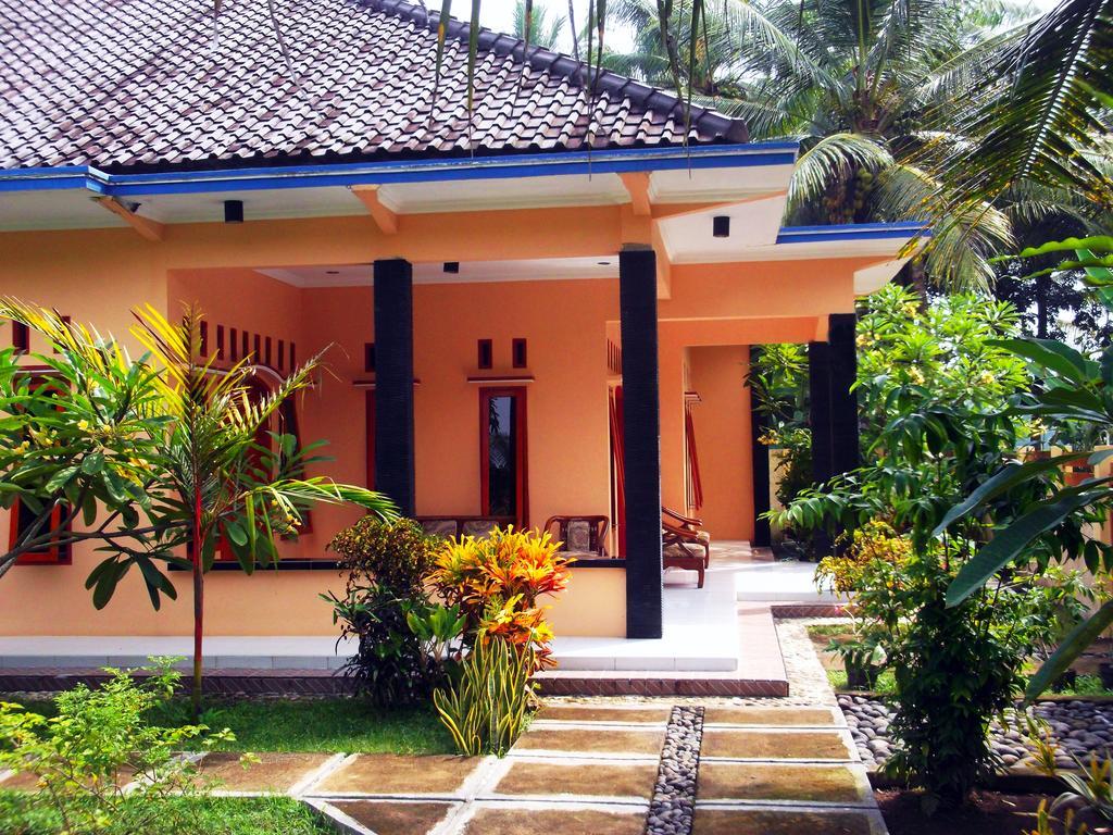 Ragha Homestay Batukaras Exterior photo